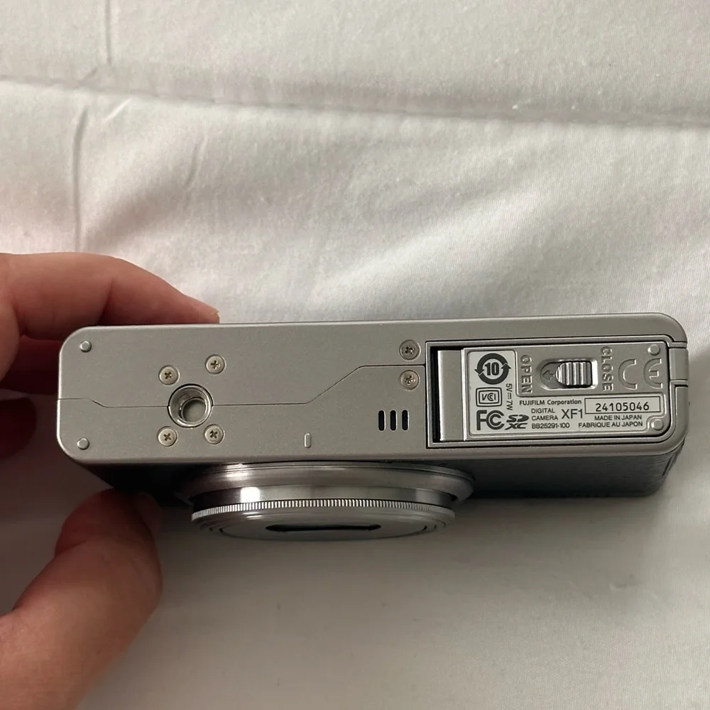 Fujifilm Silver and Black Compact Digital Camera - Picture 7 of 10